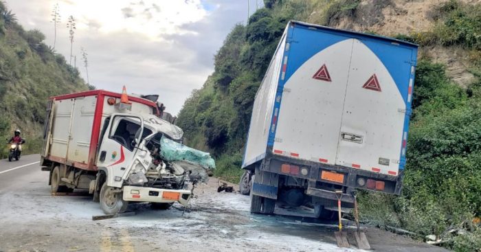Uno de los camiones accidentados tenía la cabina destrozada, tras el impacto. Foto: Twitter Bomberos Quito