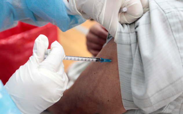 La segunda fase del Plan de Vacunación 9/100, que empezó el lunes 14 de junio, cubrirá a personas de 64 a 50 años. Foto: Patricio Terán / EL COMERCIO
