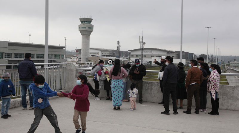 Familiares de los migrantes se concentran adentro y afuera del aeropuerto para presenciar la salida de los aviones. Foto: EL COMERCIO