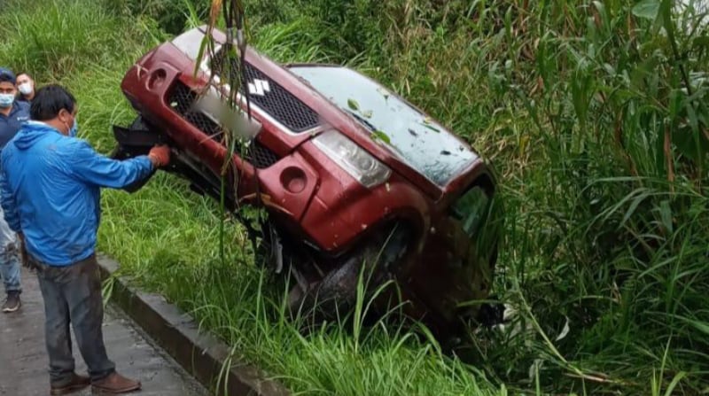 Un vehículo cayó aproximadamente 20 metros en la vía Alóag - Santo Domingo entre los km 34 y 35 este 8 de junio del 2021. Foto cortesía CTE