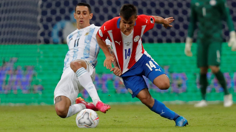 Ángel Di María de Argentina disputa el balón con Adrián Cubas (d) de Paraguay, el 21 de junio del 2021. Foto: EFE