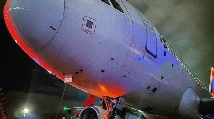 Según la aeronáutica, el avión se declaró en emergencia por una indicación de presencia de humo en su bodega trasera. Foto: AFP