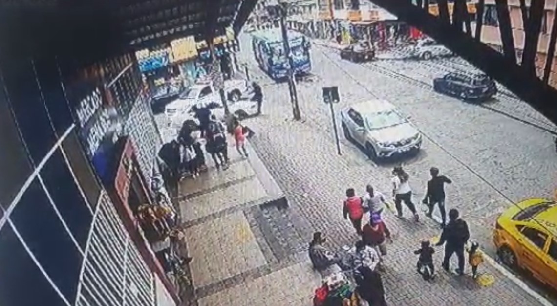 El agente fue embestido por el conductor de un auto en Quito. Foto: Captura de pantalla