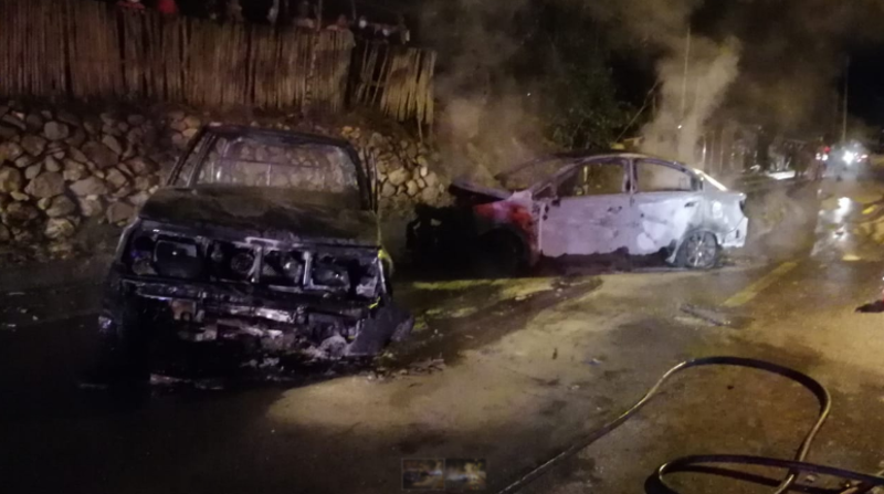 El Cuerpo de Bomberos de Cariamanga atendió el incendio de los dos vehículos y el rescate de fallecidos y heridos. Foto: Cortesía Bomberos Cariamanga