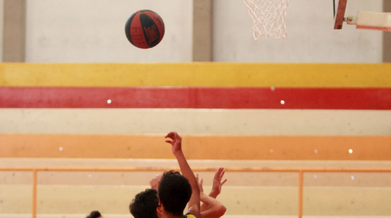Un torneo de baloncesto con categorías infantiles y juveniles se organiza en varias ciudades como Ambato, Riobamba, entre otras. Foto: archivo / EL COMERCIO
