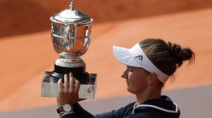 Barbora Krejcikova festeja al ganar en Roland Garros el 12 de junio del 2021. Foto: EFE
