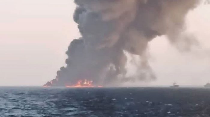 Unas 400 personas se encontraban a bordo cuando se incendió el barco militar iraní. Foto: EFE