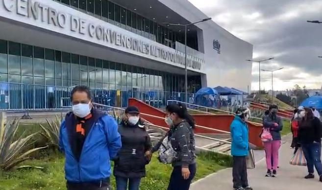 Personas hacen fila en los exteriores del Centro de Convenciones Bicentenario para inmunizarse contra el covid-19. Foto: Captura de pantalla