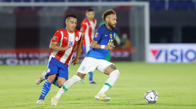 El jugador Ángel Cardozo Lucena (izq.) de Paraguay disputa el balón con Neymar de Brasil, el 8 de junio del 2021. Foto: EFE