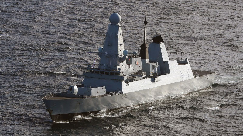 Imagen del buque de guerra de la Royal Navy HMS Defender. Un caza ruso lanzó varias bombas en señal de advertencia cerca del destructor británico, luego de que cruzara la frontera en el Mar Negro. Foto: EFE