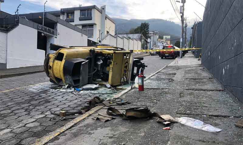 Un camión se volcó en la calle Francisco Montalvo, en el norte de Quito. Foto: EL COMERCIO