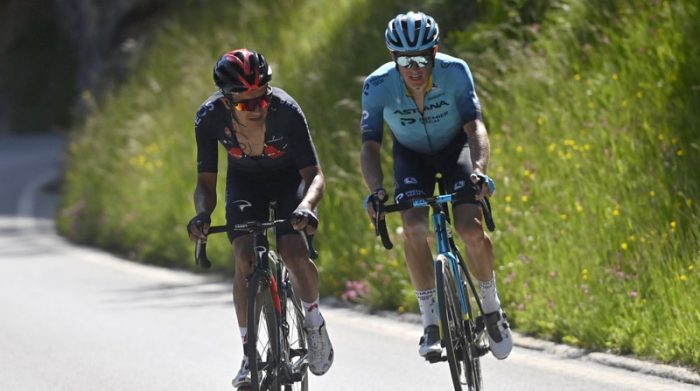 Richard Carapaz, (izq.), del Team Ineos, y Jakob Fuglsang del Astana-Premier Tech en el Tour de Suiza el 10 de junio del 2021. Foto: EFE