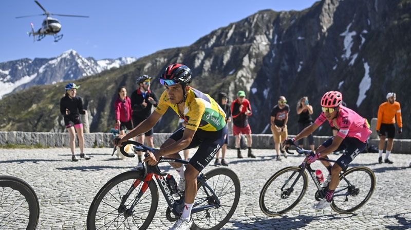 Richard Carapaz (Ineos) y Rigoberto Urán (EF) en la etapa final del Tour de Suiza el 13 de junio del 2021. Foto: EFE