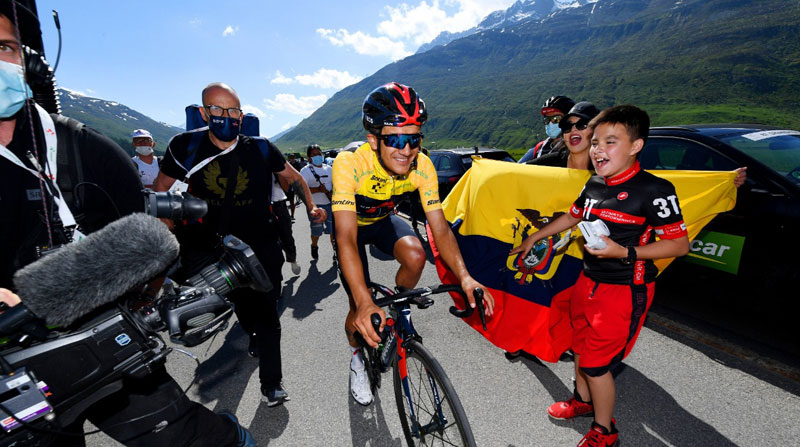 Richard Carapaz, ganador del Tour de Suiza, pasa cerca de aficionados ecuatorianos que lo alentaron. Foto: Twitter Ineos