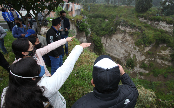 Moradores del barrio Puertas del Sol 2 piden soluciones al Municipio de Quito. Foto: Julio Estrella / EL COMERCIO