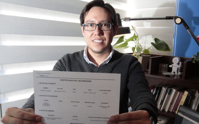 Francisco Montahuano, docente de 33 años, tiene el certificado de la primera dosis. Foto: Patricio Terán / EL COMERCIO
