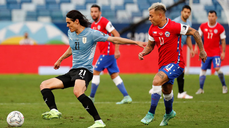 Edinson Cavani (izq.) de Uruguay disputa el balón con Eduardo Vargas de Chile, por el grupo A de la Copa América en el estadio Arena Pantanal, en Cuiabá (Brasil), el 21 de junio del 2021. Foto: EFE