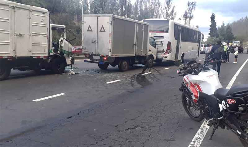 El accidente se registró sobre la av. Simón Bolívar, a la altura de Guápulo. Foto: Twitter Bomberos Quito