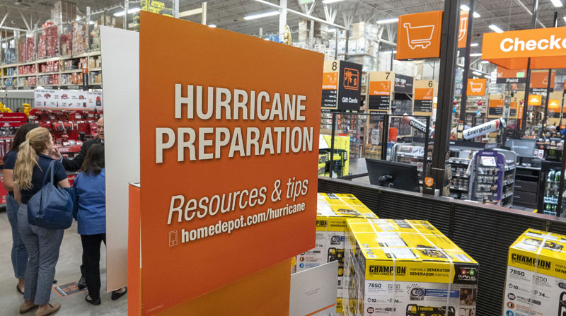 Los negocios han iniciado la oferta de materiales para que las personas tomen provisiones, ante la llegada de la temporada de huracanes. Foto: EFE