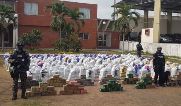 Más de 6 200 paquetes de cocaína fueron hallados en dos contenedores del Puerto Marítimo de Guayaquil, en medio de un cargamento de atún enlatado. Su destino era España. Foto: Twitter @PoliciaEcuador