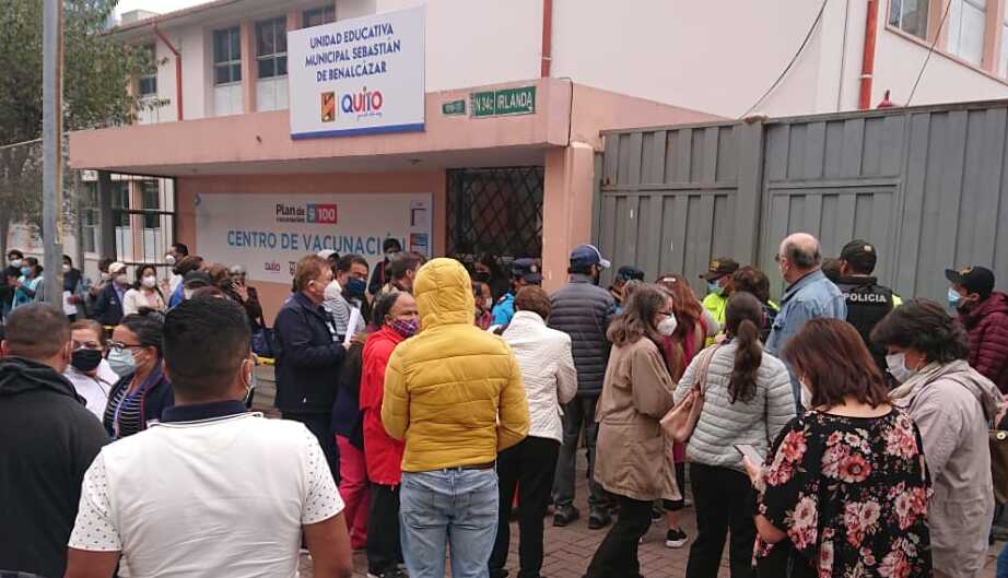 Los asistentes mostraron su malestar por la espera y falta de información sobre la vacunación que debían recibir. Foto: EL COMERCIO
