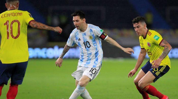 El jugador Lionel Messi (c) disputa el balón con Mateus Uribe en el cotejo entre Argentina vs. Colombia. Foto: EFE