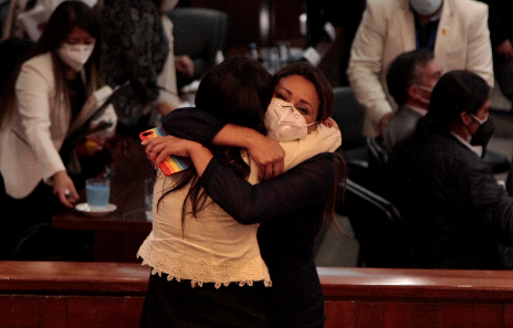 Alejandra Moreno y Jessica Jaramillo celebran su victoria en el Concejo. Foto Galo Paguay / EL COMERCIO