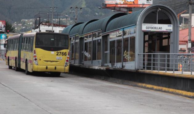 Las paradas de Cotocollao del corredor Central Norte sobre la Avenida Diego de Vásquez se encuentran abandonadas y sin utilizar. Foto: Galo Paguay / EL COMERCIO