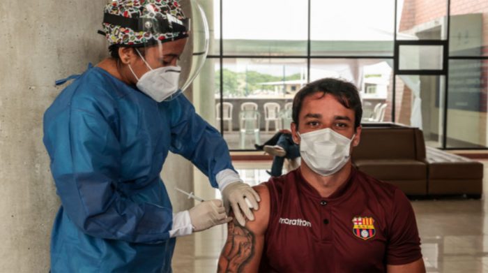 Barcelona recibieron la segunda dosis de la vacuna contra el covid. Foto: Twitter @BarcelonaSC