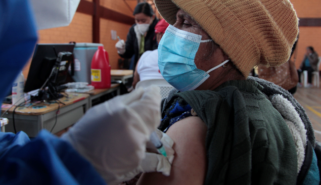 Vacunación contra covid-19. Foto. Galo Paguay / EL COMERCIO