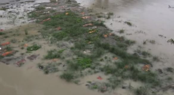Las inundaciones han provocado que los cuerpos enterrados a orillas del río Ganges salgan a flote. Foto: Captura de pantalla