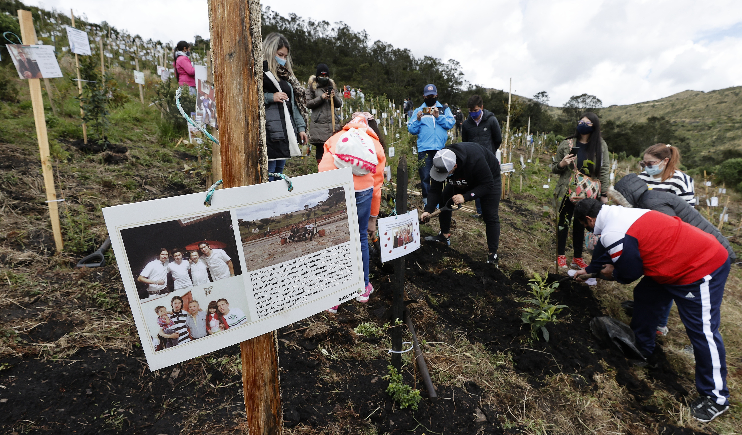 Visitantes al páramo de Guerrero siembran un árbol en memoria de un familiar fallecido por covid-19. Foto: EFE