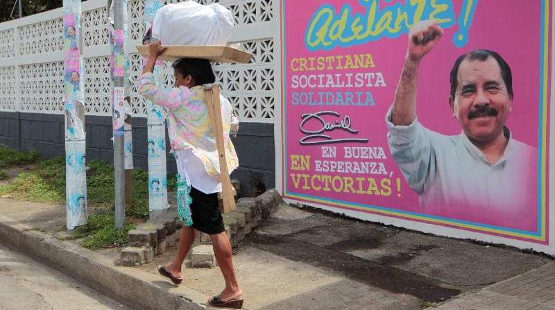 Un vendedor ambulante pasa frente a un mural del presidente Daniel Ortega, en Managua, Nicaragua, el 19 de septiembre del 2016. Foto: Archivo/Reuters