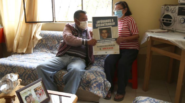 Luis Corrales y su esposa Nancy Mera sostienen el cartel con el cual han realizado la búsqueda de su hijo, Luis Javier Corrales, desaparecido hace 15 años. Foto: Glenda Giacometti/ EL COMERCIO