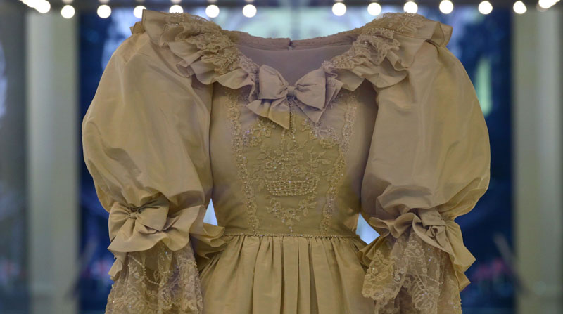 El vestido de novia usado por Diana, Princesa de Gales, en exhibición en el Palacio de Kensington en Londres, Reino Unido. 7 de junio, 2021. Foto: REUTERS