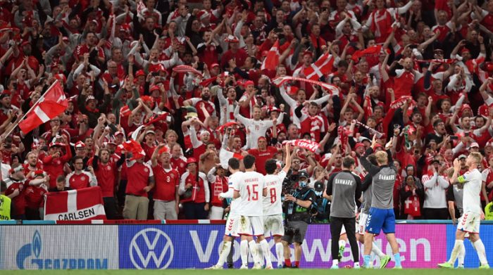 Jugadores de Dinamarca celebran, tras avanzar en la Eurocopa 2020. Foto: EFE