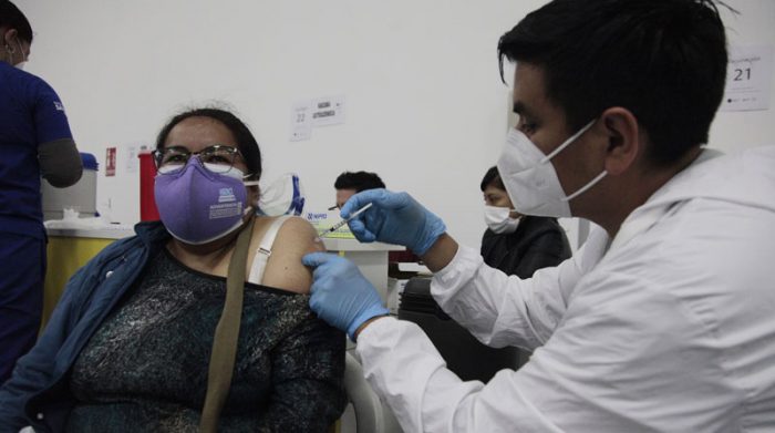 Las vacunas contra el covid-19 de AstraZeneca se aplicó a los profesores y personal de otras áreas en Ecuador. Foto: Galo Paguay/ EL COMERCIO