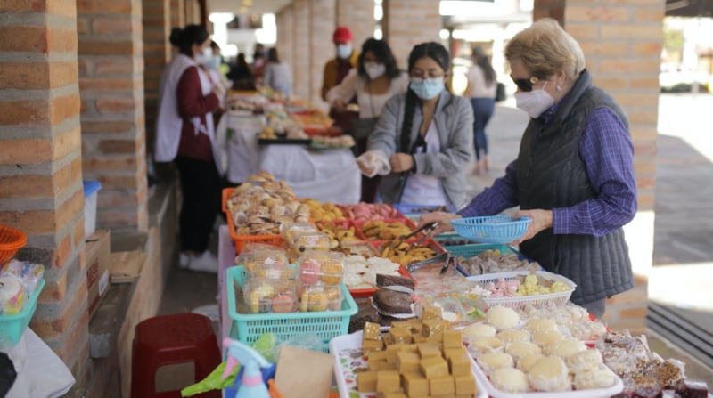 Un total de 138 comerciantes está autorizado para ofrecer roscas, suspiros, hostias, roscones, alfajores, quesitos, monjitas, entre otras opciones. Foto: Cortesía EDEC