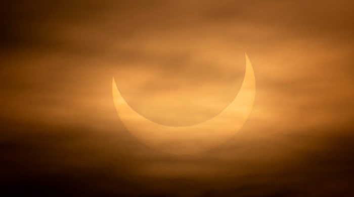 El eclipse solar parcial visto a través de las nubes en Winthrop, Massachusetts (EE.UU.) Foto: EFE
