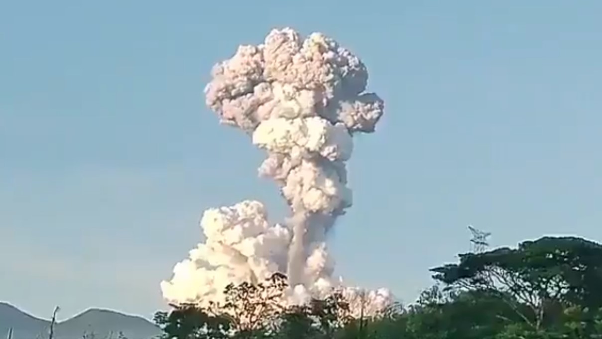 La fuerte erupción volcánica generó una alta columna de ceniza y gases, que fue visible desde distintos puntos. Foto: Captura de pantalla