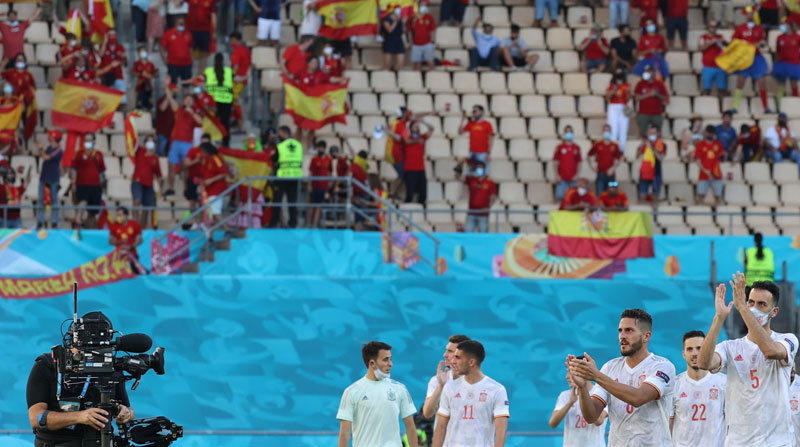 Los jugadores de la selección española celebran su victoria ante Eslovaquia el 23 de junio del 2021. Foto: EFE