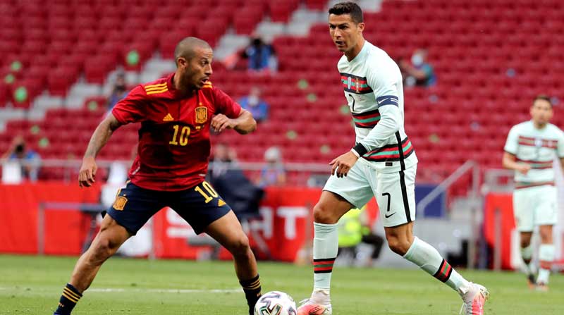 El centrocampista de la selección española Thiago Alcántara (izq.) disputa un balón ante Cristiano Ronaldo, de Portugal, el 4 de junio del 2021. Foto: EFE