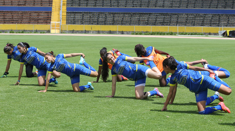 Imagen de archivo de un entrenamiento de la Tri en el estadio Atahualpa. Foto: archivo / EL COMERCIO