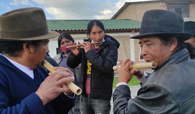 En La Calera, en Cotacachi, se dicta un taller de elaboración y entonación de flautas. Foto: COLECTIVO Wallpana