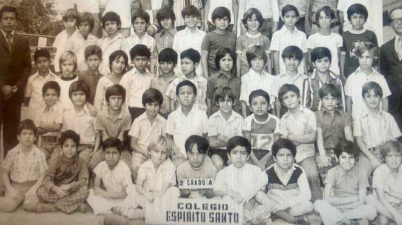 El cantante ecuatoriano Gerardo Mejía compartió una fotografía de cuando cursaba la primaria en la institución educativa Espíritu Santo. Está con una camiseta oscura, junto al profesor de la derecha. Foto: Tomada de Twitter