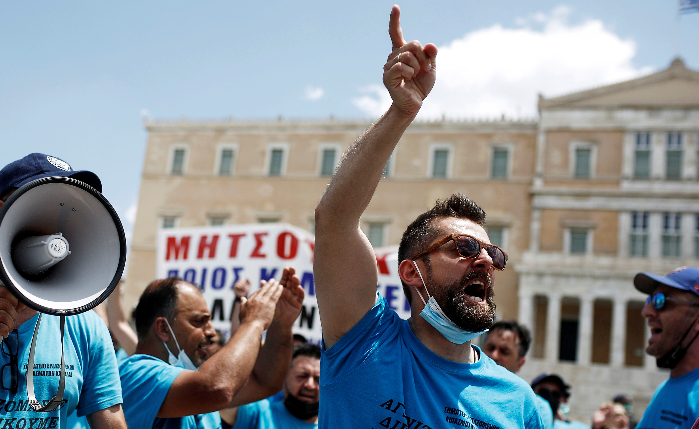 Los manifestantes gritan consignas mientras participan en una manifestación durante una huelga general de 24 horas en el centro de Atenas, Grecia, el 10 de junio de 2021. Foto: EFE