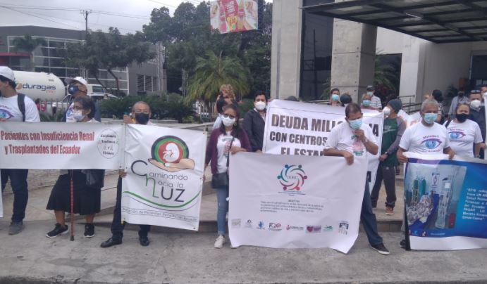 Pacientes renales, trasplantados, con cáncer y otras enfermedades catastróficas protestaron en Guayaquil por la falta de medicamentos de alto costo para sus tratamientos. Los centros de hemodiálisis reclaman por falta de pago. Foto: Cortesía