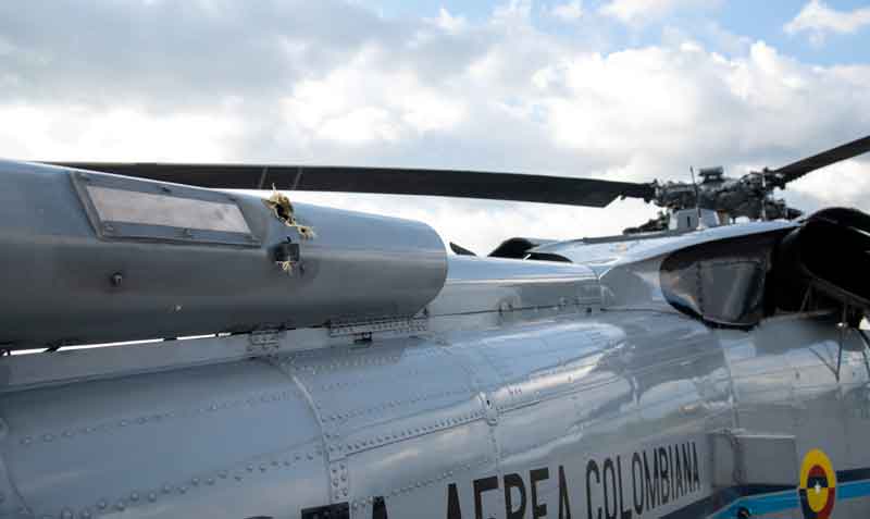El helicóptero en el que viajaba el Presidente de Colombia y varios ministros recibió seis impactos de bala. Foto: EFE / Presidencia de Colombia