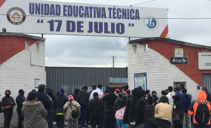 En la parte exterior del Instituto 17 de Julio, uno de los puntos de vacunación de Ibarra, hubo congestión de personas. Foto: José Luis Rosales/ EL COMERCIO