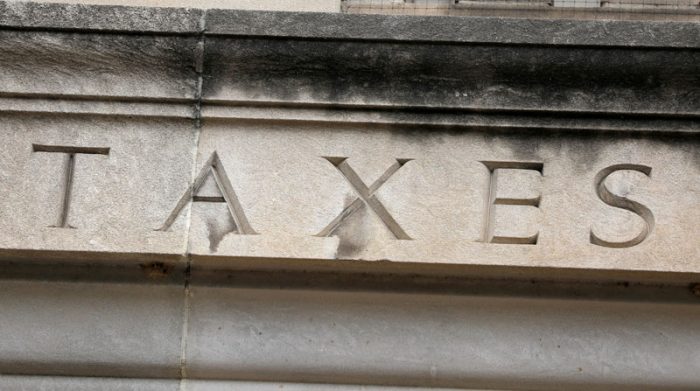 La palabra "impuestos" se ve grabada en la sede del Servicio de Impuestos Internos (IRS) de Estados Unidos en Washington, D.C., Estados Unidos. 10 de mayo de 2021. Foto: REUTERS/Andrew Kelly